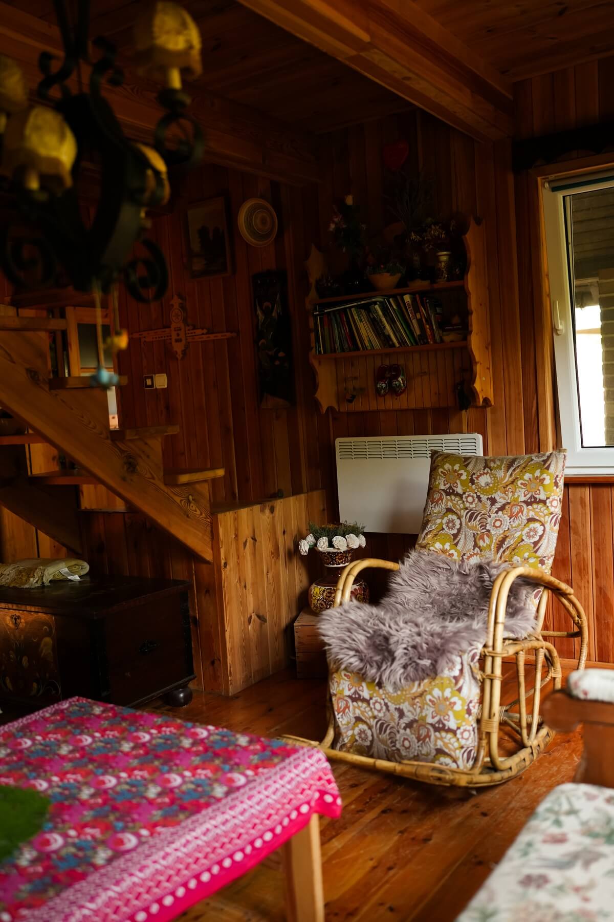 Drewniane wnętrze domku z bujanym krzesłem